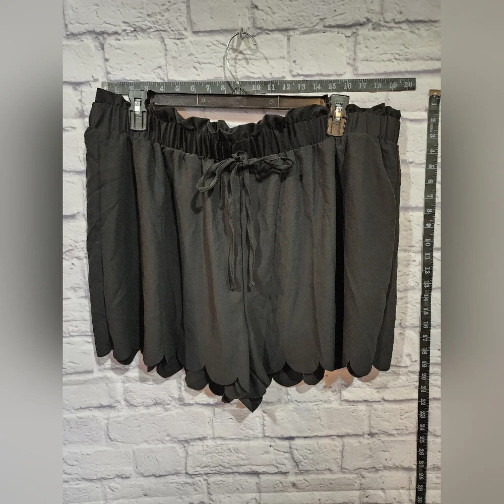 Make Me Chic black shorts with ruffle waist and scalloped hem Size 4X NEW